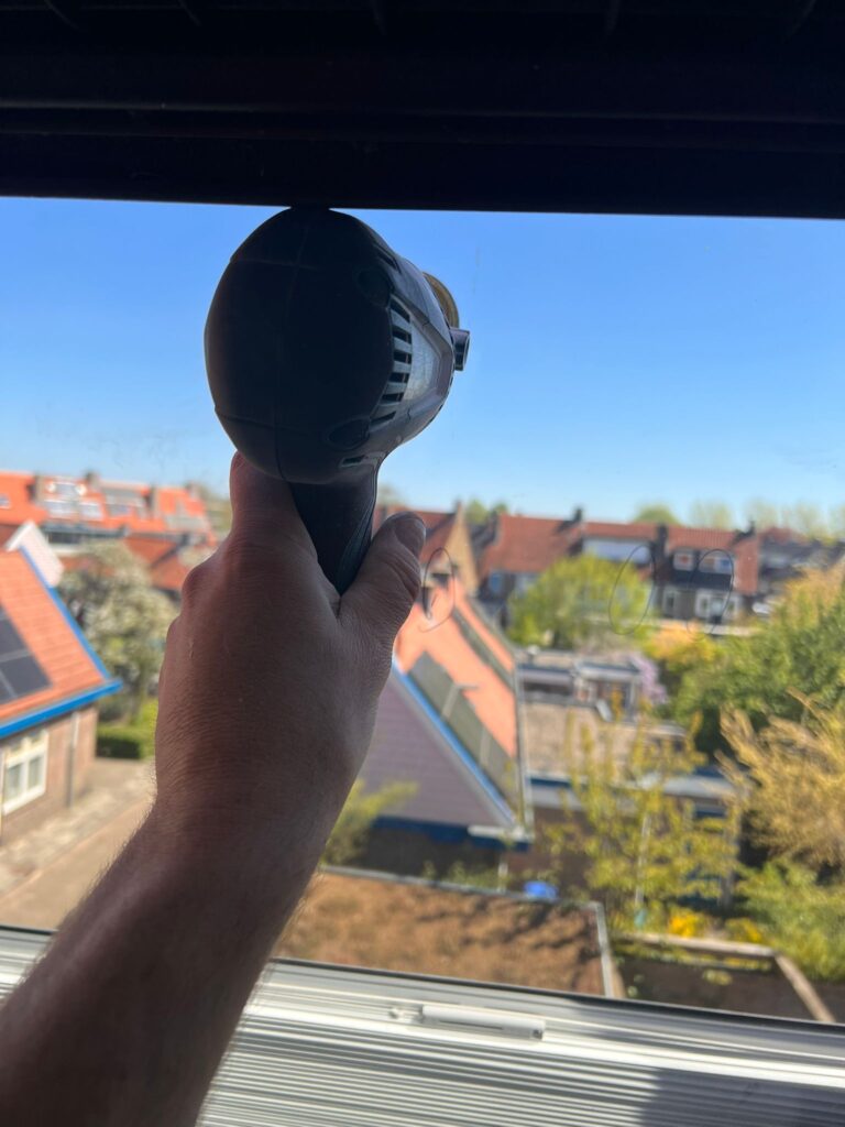 Krassen polijsten met polijstmachine in beeld op krassen