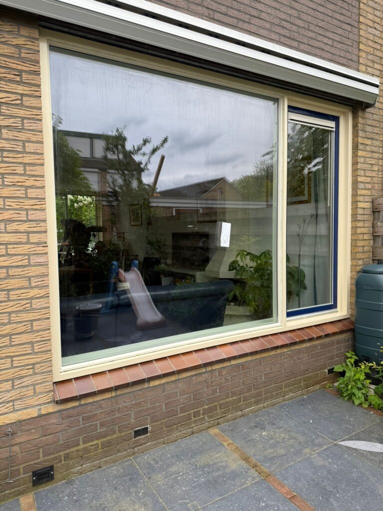 Vervangen van oud dubbel glas door HR++ glas in een appartement in Utrecht.
