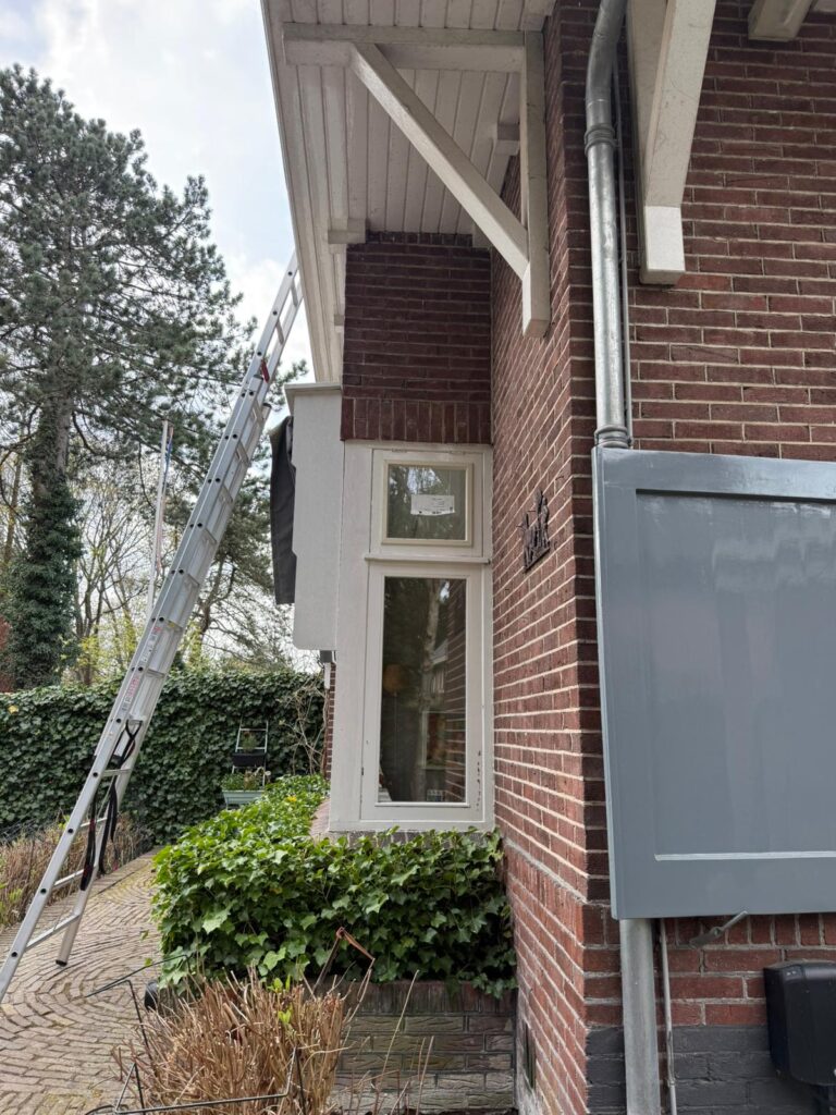 Glaszetter Groningen plaatst nieuw HR++ glas in karakteristieke woning voor betere isolatie.