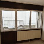 Glaszettersbedrijf Op deze afbeelding is te zien hoe de nieuwe kozijnen aansluiten op de bestaande binnenafwerking van de woning. Door de grote glasoppervlakken blijft veel daglicht behouden.