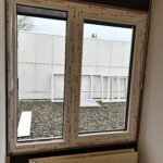 Glaszettersbedrijf Deze foto toont een van de nieuwe kunststof kozijnen tijdens de montage. De beschermfolie van het Aluplast-profiel is nog zichtbaar, wat laat zien dat de plaatsing op dat moment nog in uitvoering was.
