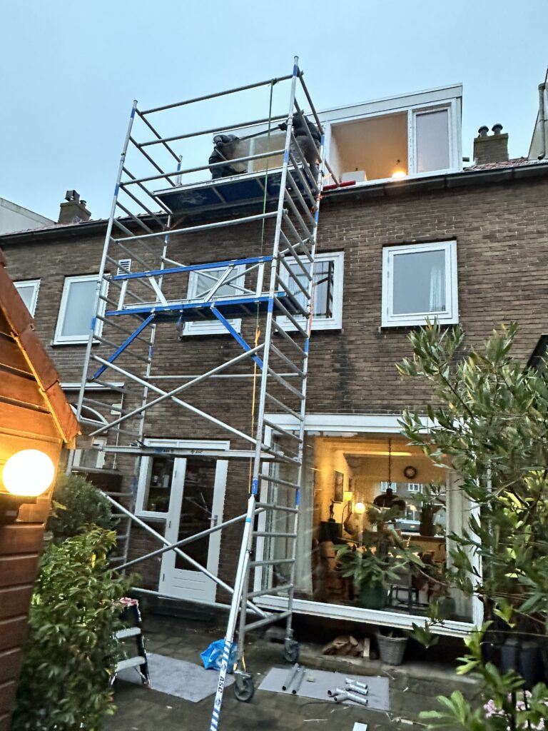Glaszettersbedrijf Een kwalitatief kunststof kozijn presteert alleen optimaal wanneer het correct wordt gemonteerd. Tijdens de montage zorgen wij voor een nauwkeurige aansluiting op de gevel zodat tocht, vochtproblemen en warmteverlies worden voorkomen.