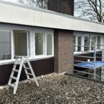 Glaszettersbedrijf Tijdens deze fase van het project waren meerdere kozijnen reeds geplaatst. De foto geeft een goed beeld van de werkzaamheden die nodig zijn om kunststof kozijnen nauwkeurig te monteren en af te werken.
