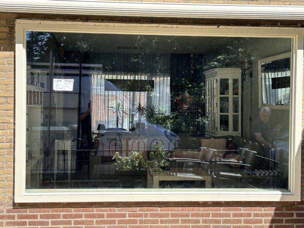 Glaszettersbedrijf Steeds meer huiseigenaren kiezen voor kunststof kozijnen vanwege de combinatie van duurzaamheid, isolatie en onderhoudsgemak. Moderne profielen zijn verkrijgbaar in diverse kleuren en afwerkingen waardoor ze perfect aansluiten bij vrijwel iedere woning.