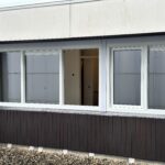 Glaszettersbedrijf Hier is goed zichtbaar hoe de nieuwe kunststof kozijnen over de volledige gevel zijn toegepast. Tijdens de montage zijn alle aansluitingen zorgvuldig afgewerkt om een optimale isolerende werking te realiseren.