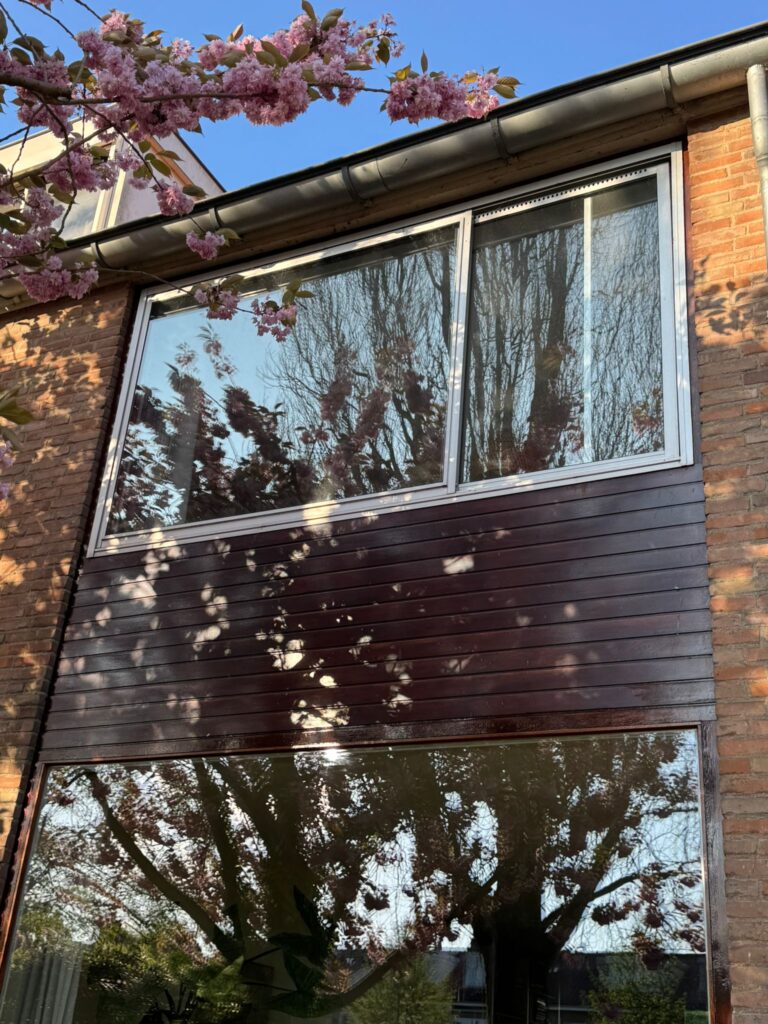 Oude houten kozijnen en oud glas in Den Haag Scheveningen