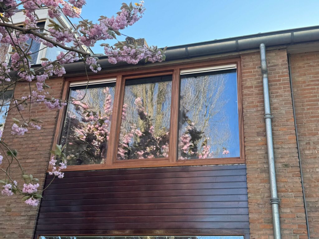 Nieuwe houten kozijnen met triple glas geplaatst in woning in Den Haag Scheveningen