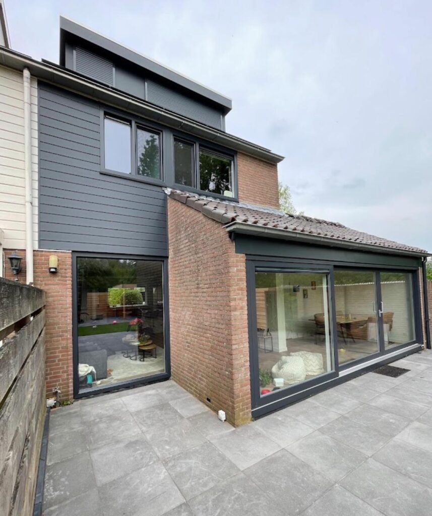 Aan de achterzijde van deze woning in Utrecht hebben wij meerdere glasvlakken voorzien van nieuw HR++ glas.