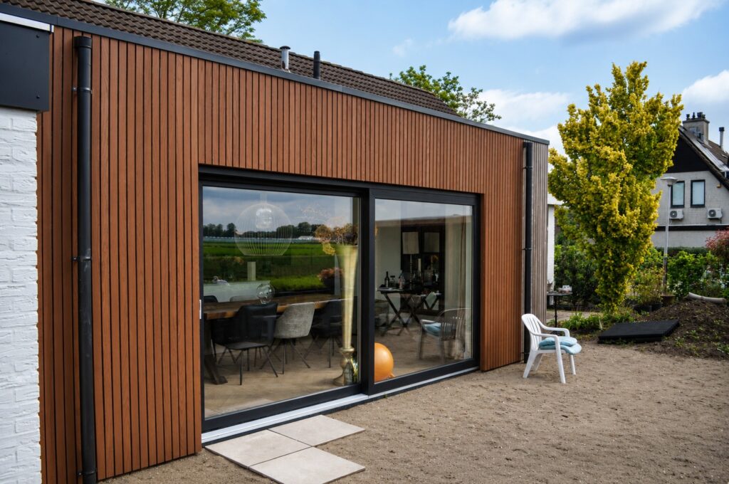 Glaszettersbedrijf kunststof kozijnen in de aanbouw in Nijmegen