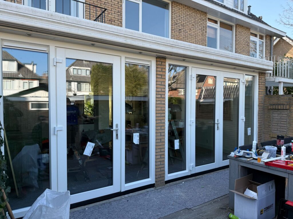 Nieuwe kunststof achterpui met HR++ isolatieglas geplaatst bij woning in Rotterdam Charlois